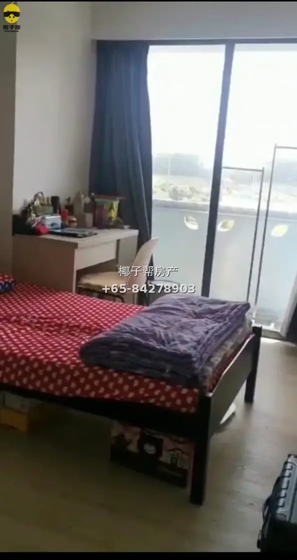步行对面Waterway point 购物中心和榜鹅地铁站, 高楼层房间有小阳台